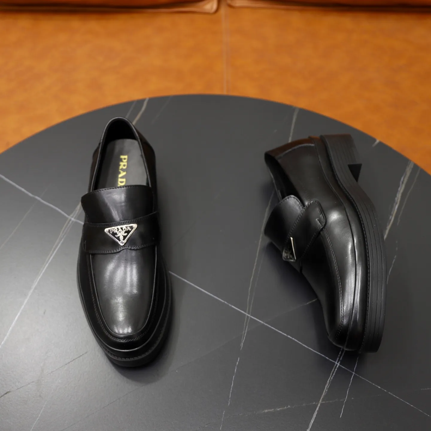 Ex-factory price: 500💰🙅‍♂️🙅‍♂️🙅‍♂️ Brand: PRADA Standard code: Men's code 38-44 (45 can be customized) Grade: Same style as the official website Original order quality Material: Original cowhide surface Comfortable lining Original outsole Style category: Men's fashionable casual leather shoes Distinguished big-name luxury elements Top luxury Color: Color of the actual picture
